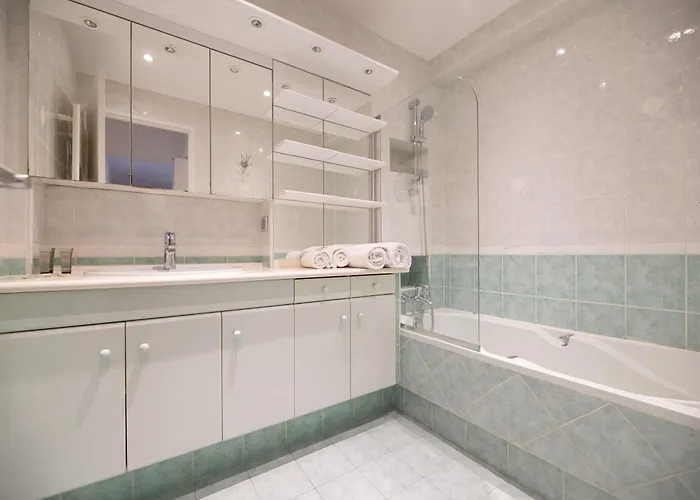 Cia - Pereire, Spacious Flat With Balcony Paris