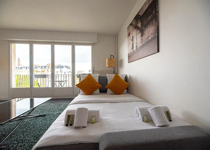 Cia - Pereire, Spacious Flat With Balcony